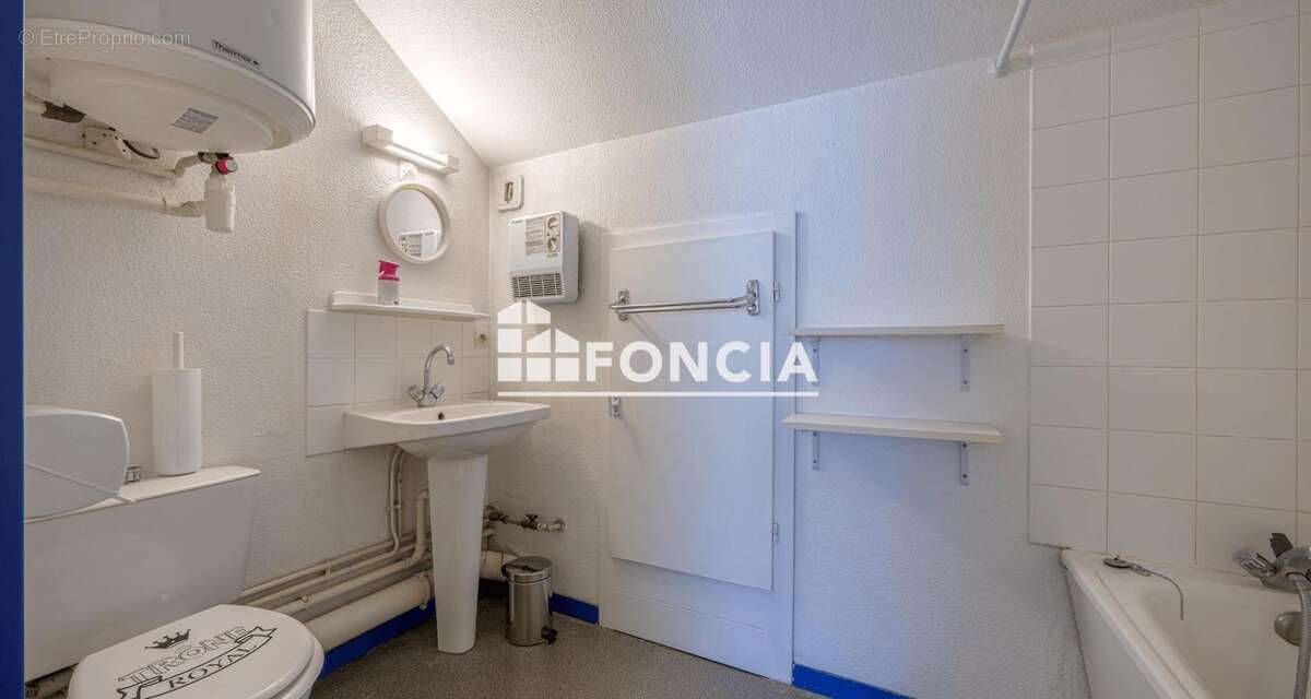Idéal investisseur ou premier achat ! Au cœur du centre-ville de Chambéry, découvrez ce studio de 30,06 m² situé au 3ᵉ étage, à  - photo 4