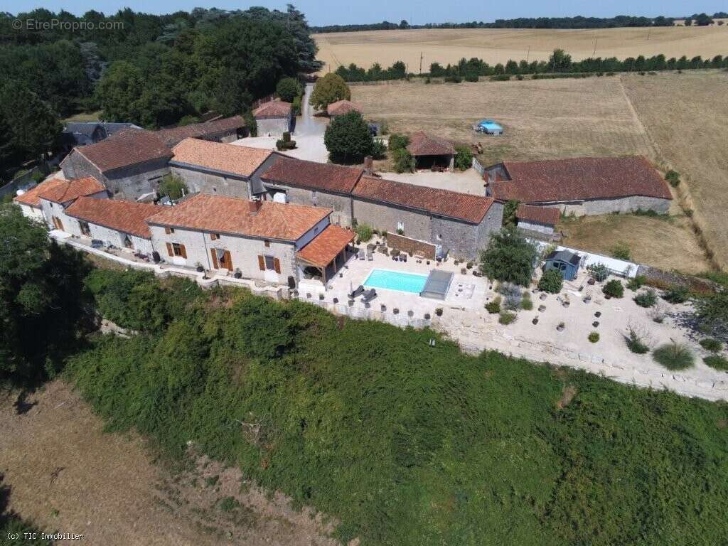 Maison à CHARROUX