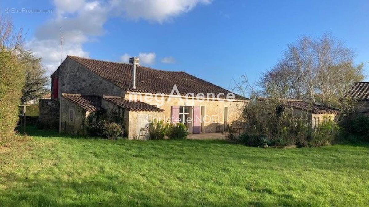 Maison à SAINTE-GEMME-LA-PLAINE
