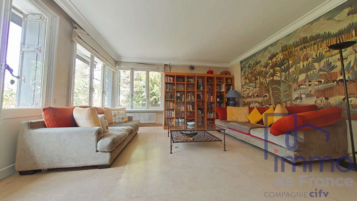 Maison 216 m² à Saint-Priest-En-Jarez  - photo 3