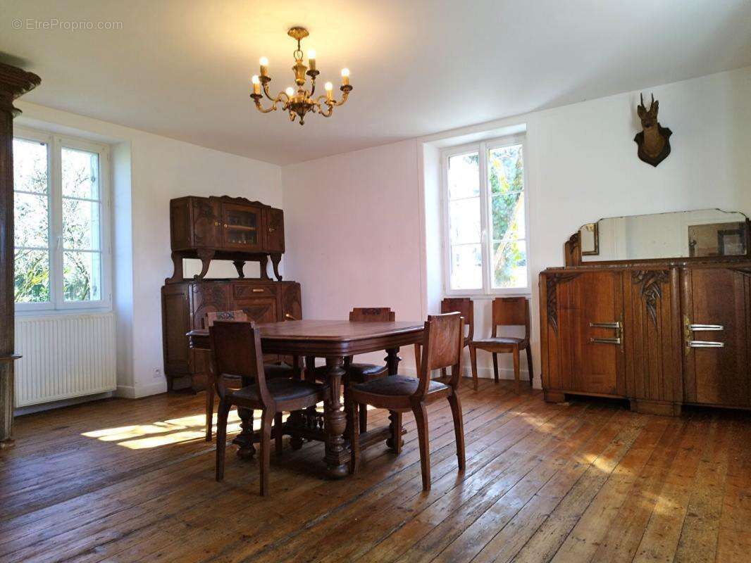 Maison de Bourg sur un terrain clos de 2365m² - photo 6