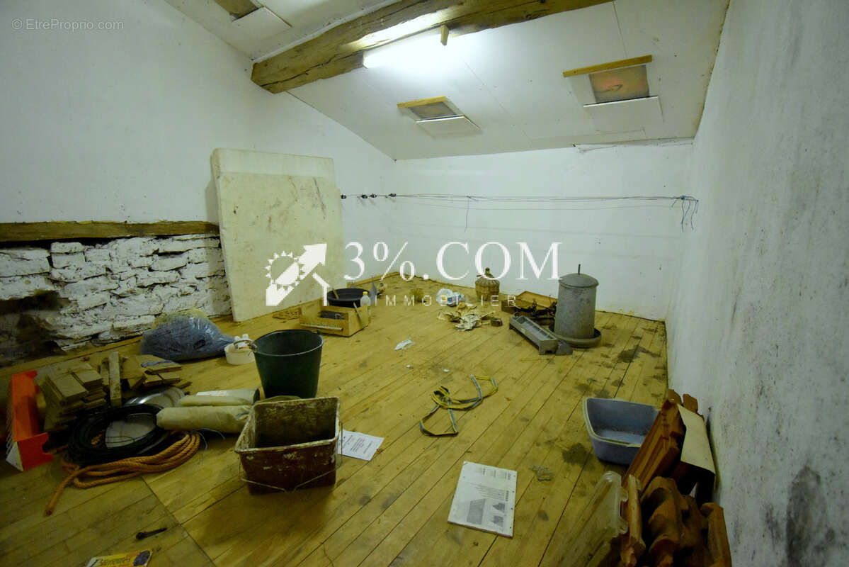 Maison de caractère de 280 m2 à rénover sur un terrain d'environ 950 m2 à FAVIERES - photo 22