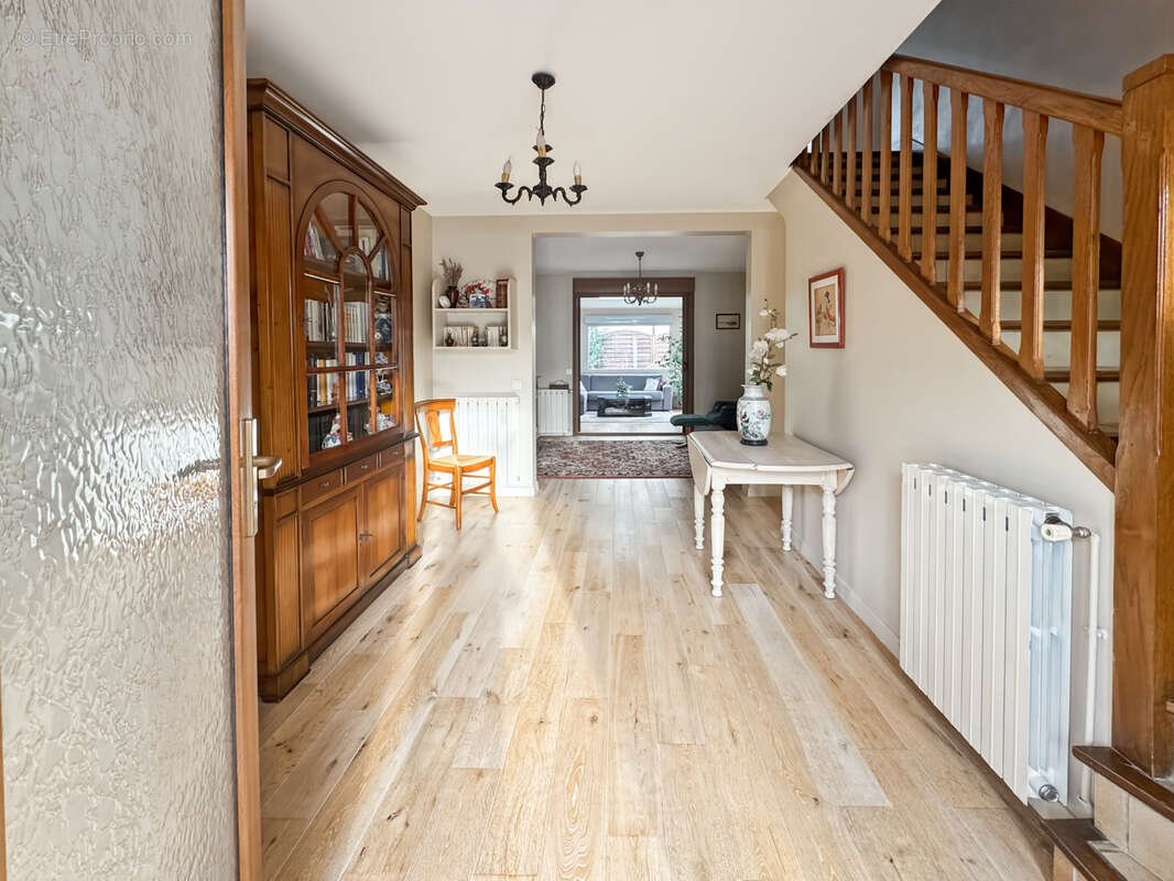 COURBEVOIE 92, Rue Hoche - Maison familiale avec jardins de 111m2 habitables + plus de 52m2 d'annexes (garage - photo 7
