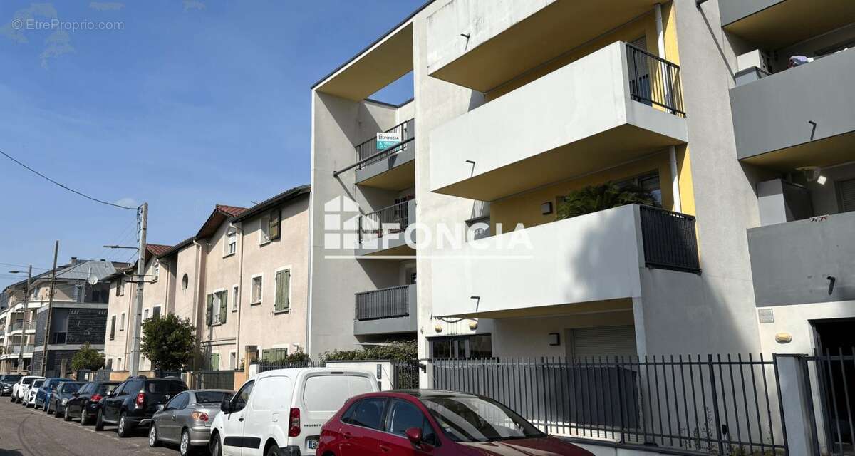 DECINES T3 dernier étage avec grande terrasse et garage. Vue sur LYON - photo 8