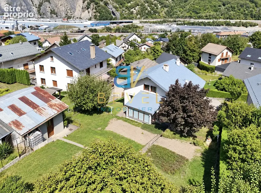 (73) VILLARGONDRAN - Jolie maison avec beaux extérieurs - 5 chambres - Garage & Atelier - Véranda - Rare à la - photo 4