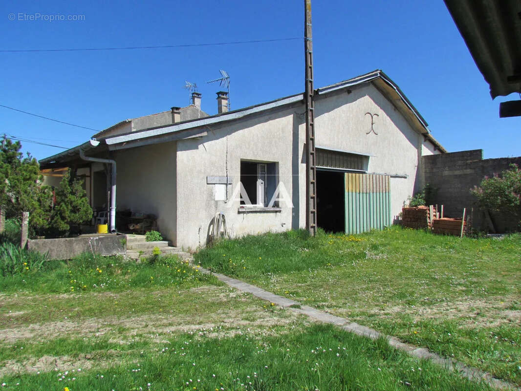 Maison de village avec bâtiment agricole proche de chef Boutonne - photo 2