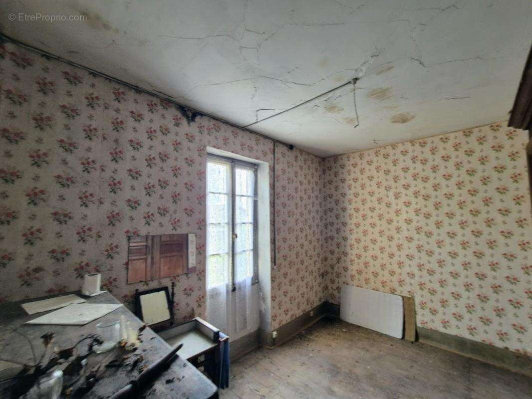 Maison ancienne en pierre à rénover entièrement + jardin arboré de 2200m² en zone Uc, potentiellement constructible - photo 9
