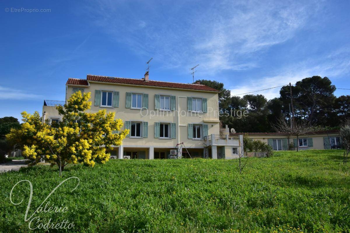 LE PRADET – LES OURSINIÈRES  Propriété 320 m² – 5 logements indépendants – Terrain 3 048 m² – Proche mer - photo 1