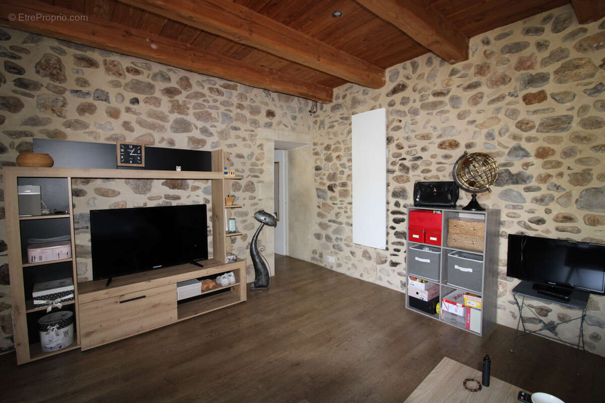 Maison à MEYRANNES