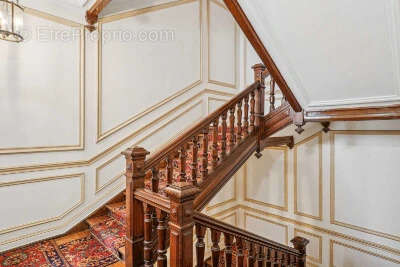 Commerce à PARIS-8E