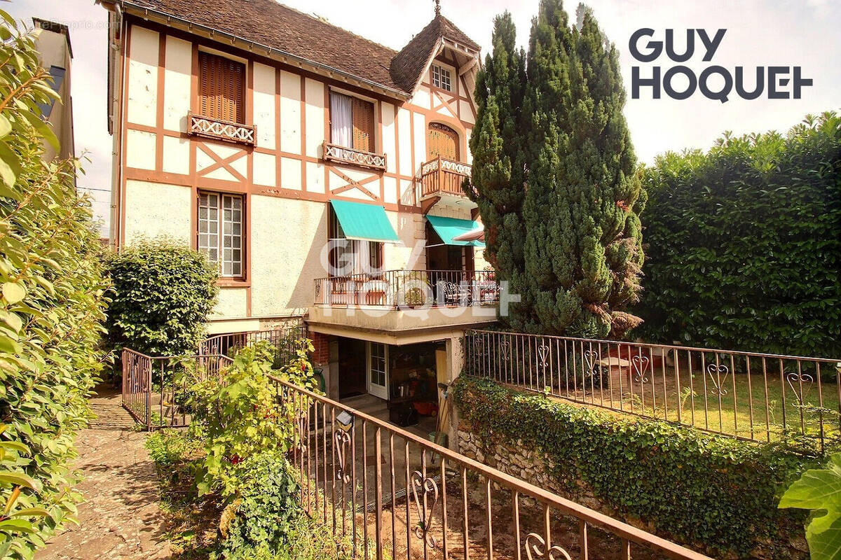 Maison à MANDRES-LES-ROSES