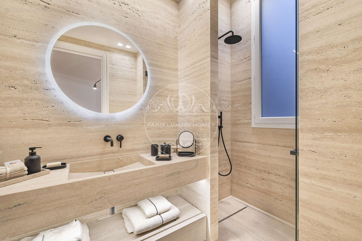 Appartement à PARIS-8E