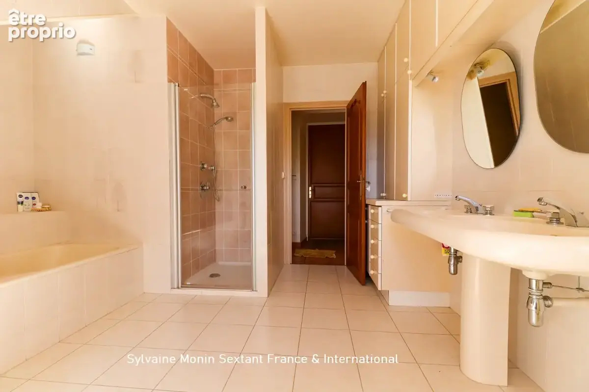 Propriété de caractère en pierre avec piscine et grange, alliant charme de l'ancien et confort contemporain - photo 18