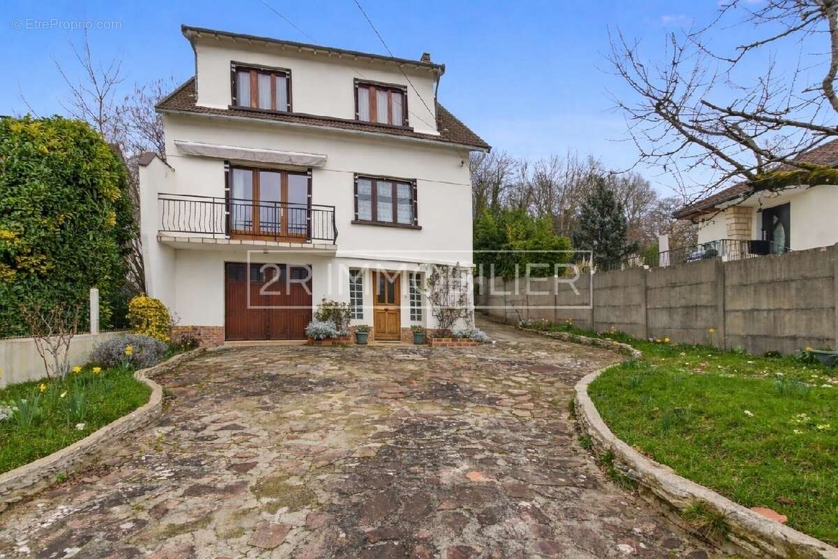 Maison à SAINT-THIBAULT-DES-VIGNES