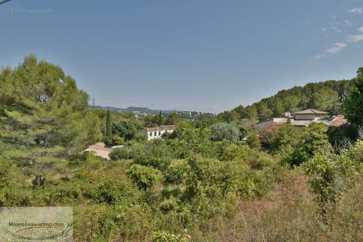 Terrain à MOUGINS