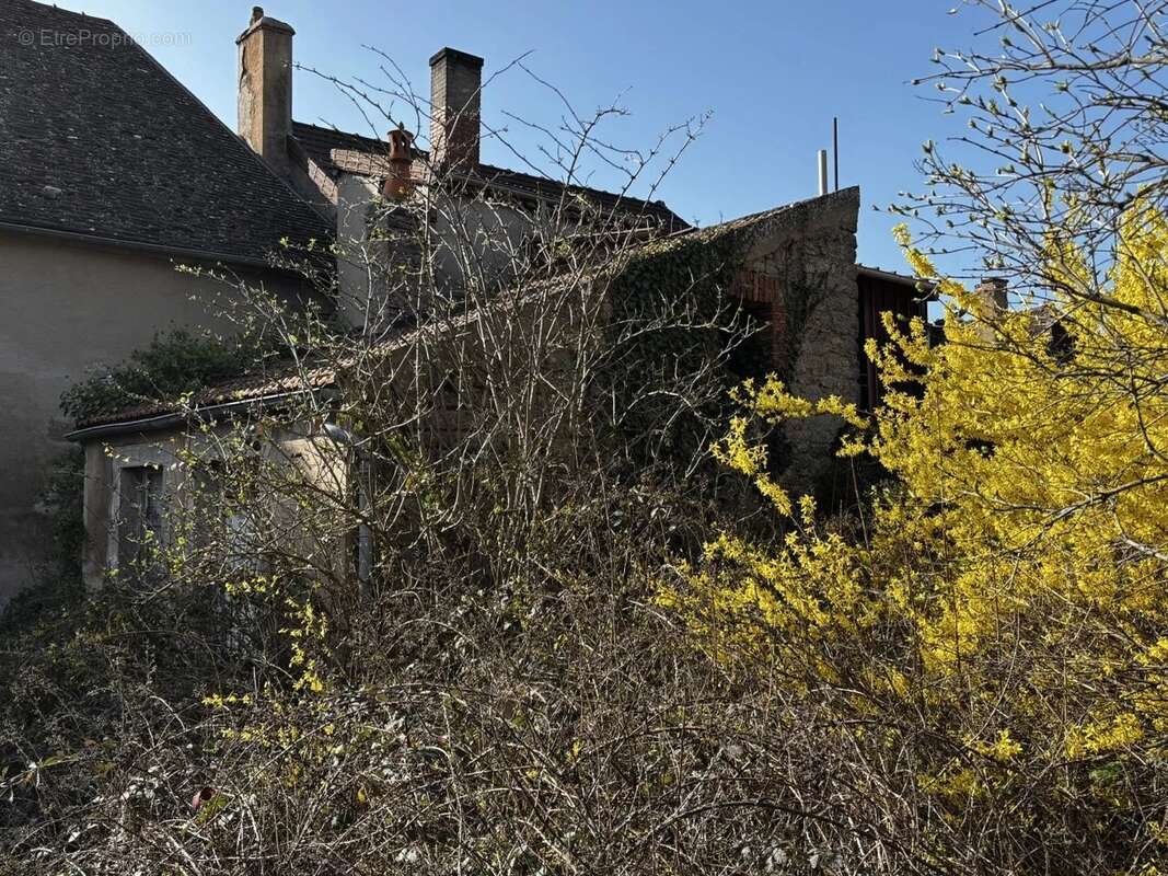 Maison à LA ROCHE-EN-BRENIL