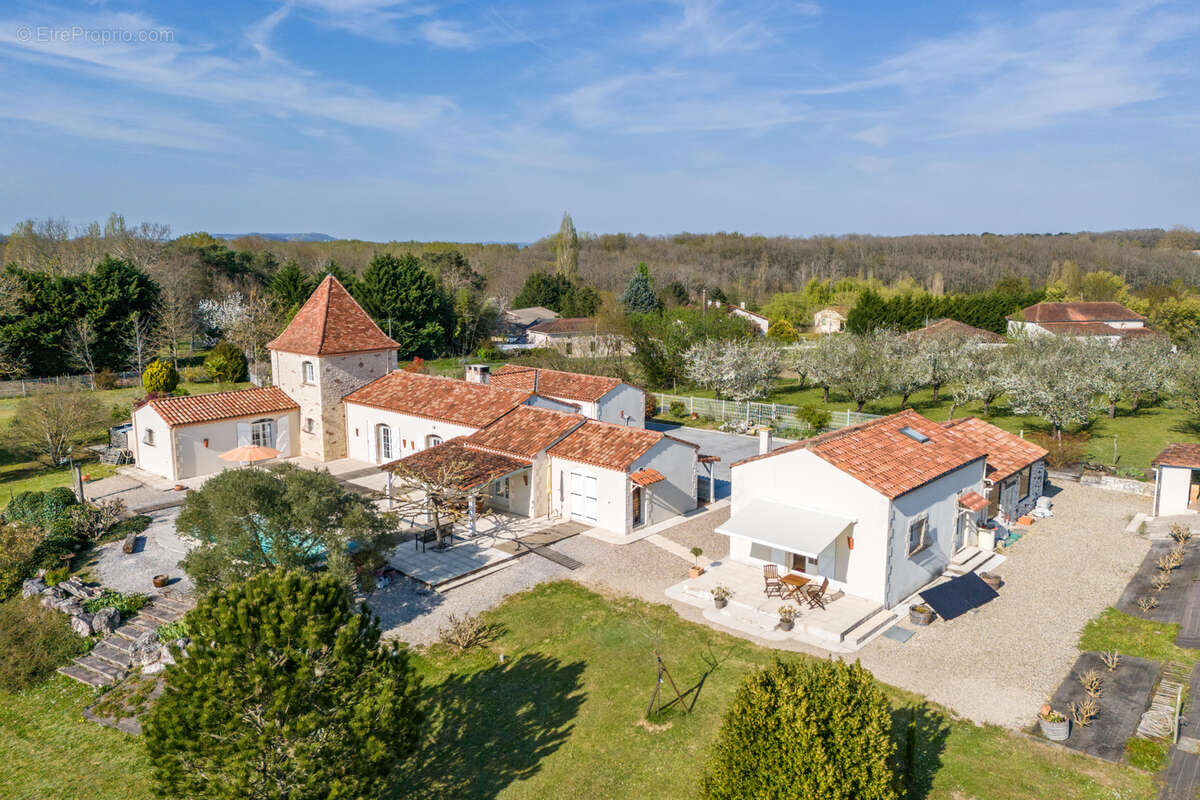 Propriété de campagne avec piscine, annexe, terrain, garage et lac - photo 3