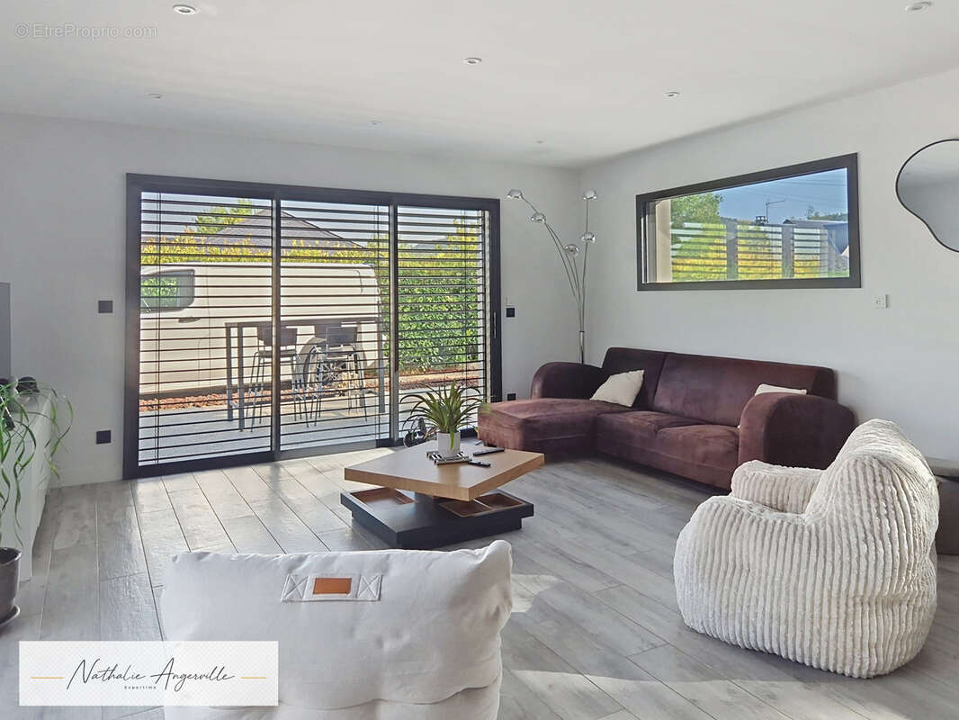 Nuces   Maison contemporaine 144 m2 de plain-pied avec piscine - photo 3