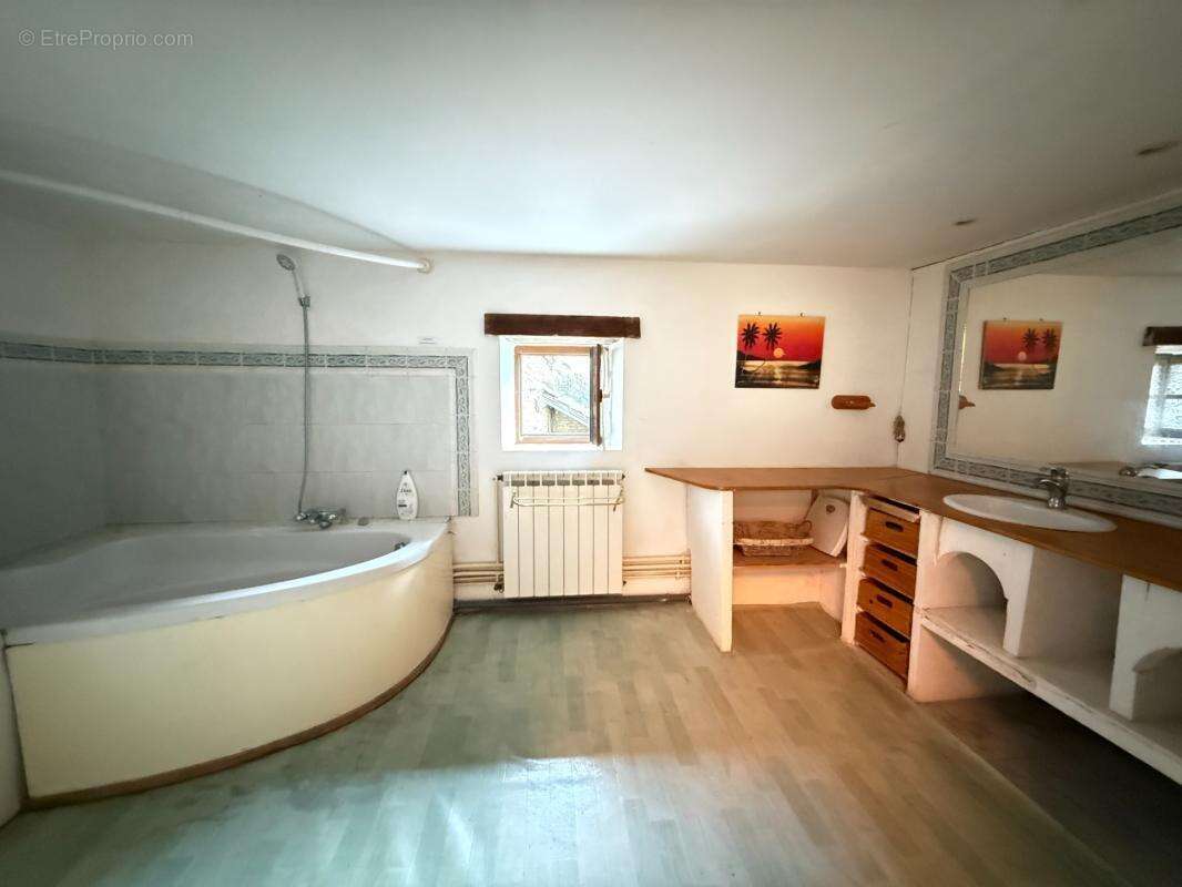 BELLE OPPORTUNITE ! Maison en pierre de 165m², pleine de charme, 4 chambres, Cour intérieure de 379m² 93 000 € - photo 13