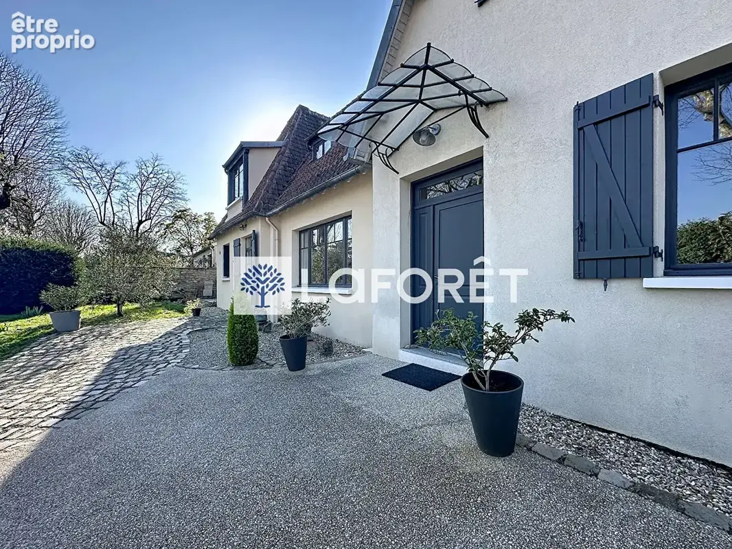 Maison de caractère au centre du village, un lieu rare entre charme ancien et lumière. - photo 5