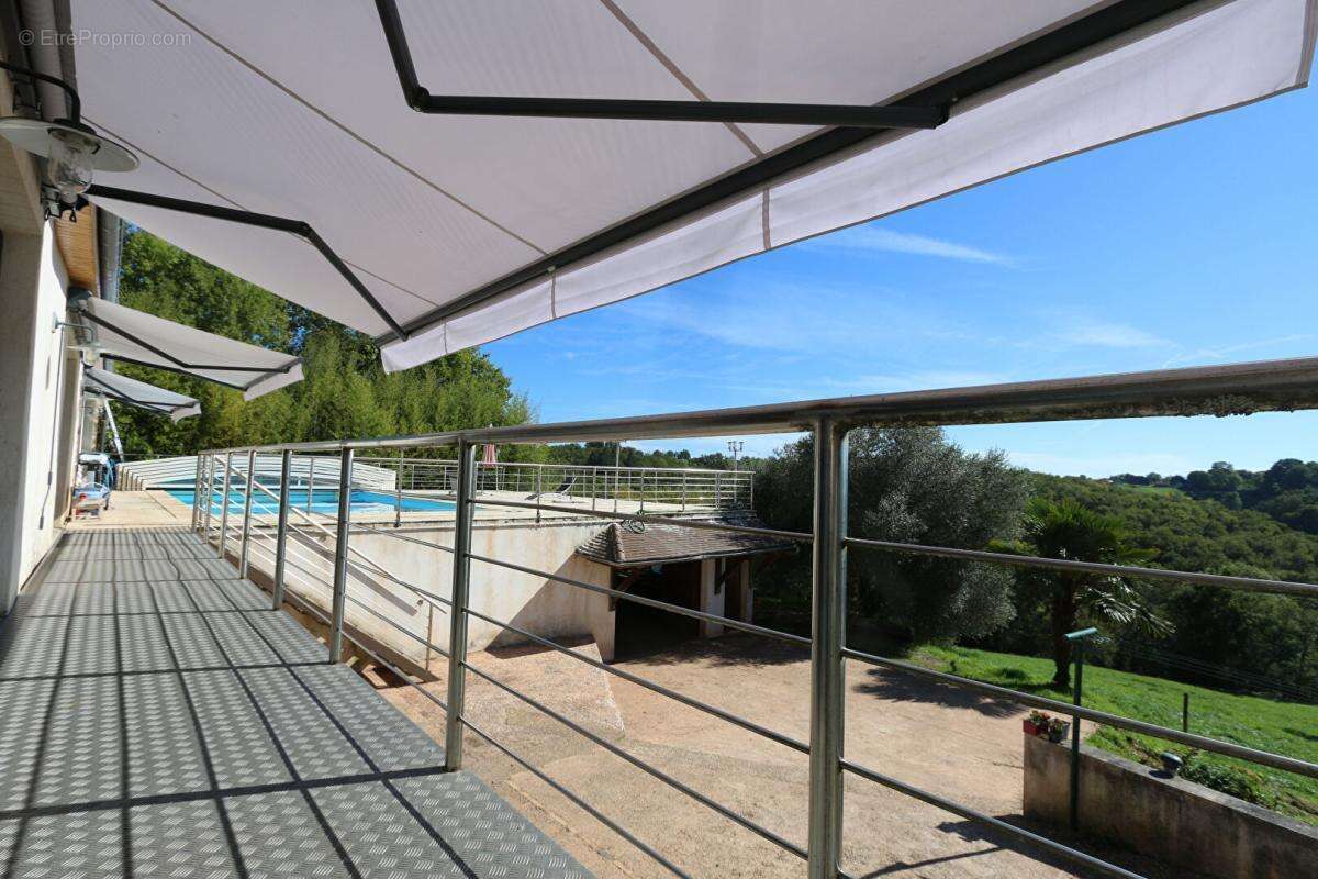 Maison en pierre avec piscine chauffé et terrain 17 hectares - photo 14