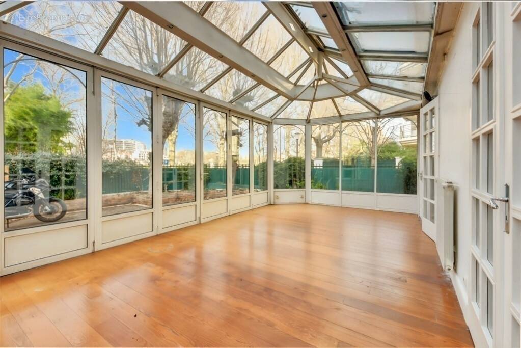 Commerce à NEUILLY-SUR-SEINE