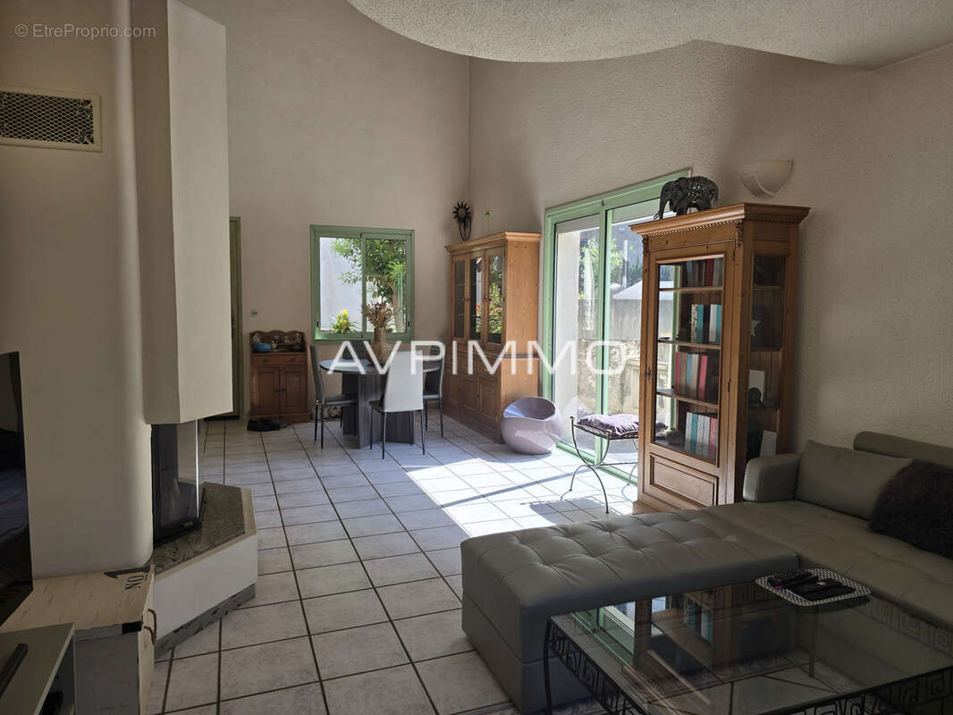 Saint-cyr-sur-mer   2 maisons + studio sur 950 m2   fort potentiel - photo 3