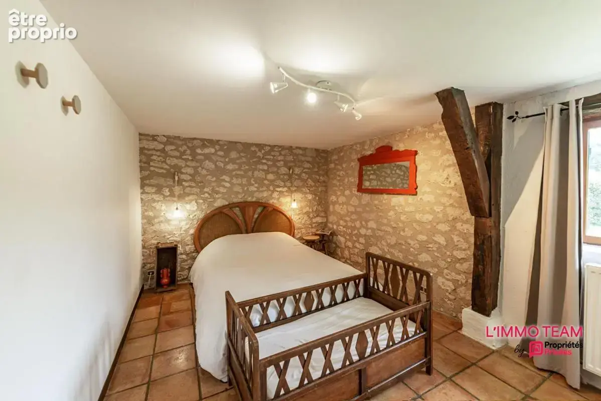 MONTCUQ  Propriété quercynoise 11 pièces sur 5500 m² avec piscine et dépendance - photo 12