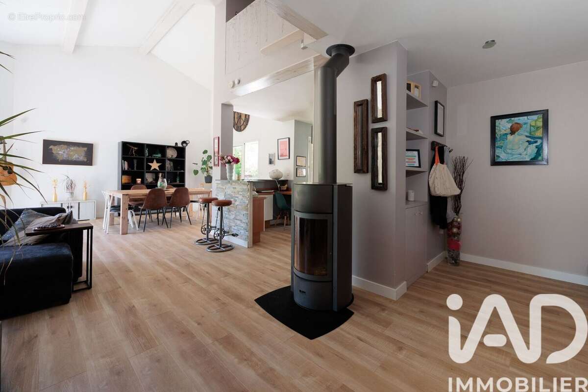 Photo 2 - Maison à SAINT-GENIS-LES-OLLIERES