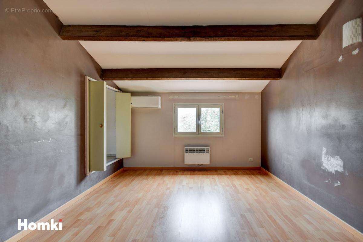 Villa de type 4 jumelee d'un cote avec 2 terrasses un jardin et garage - photo 8