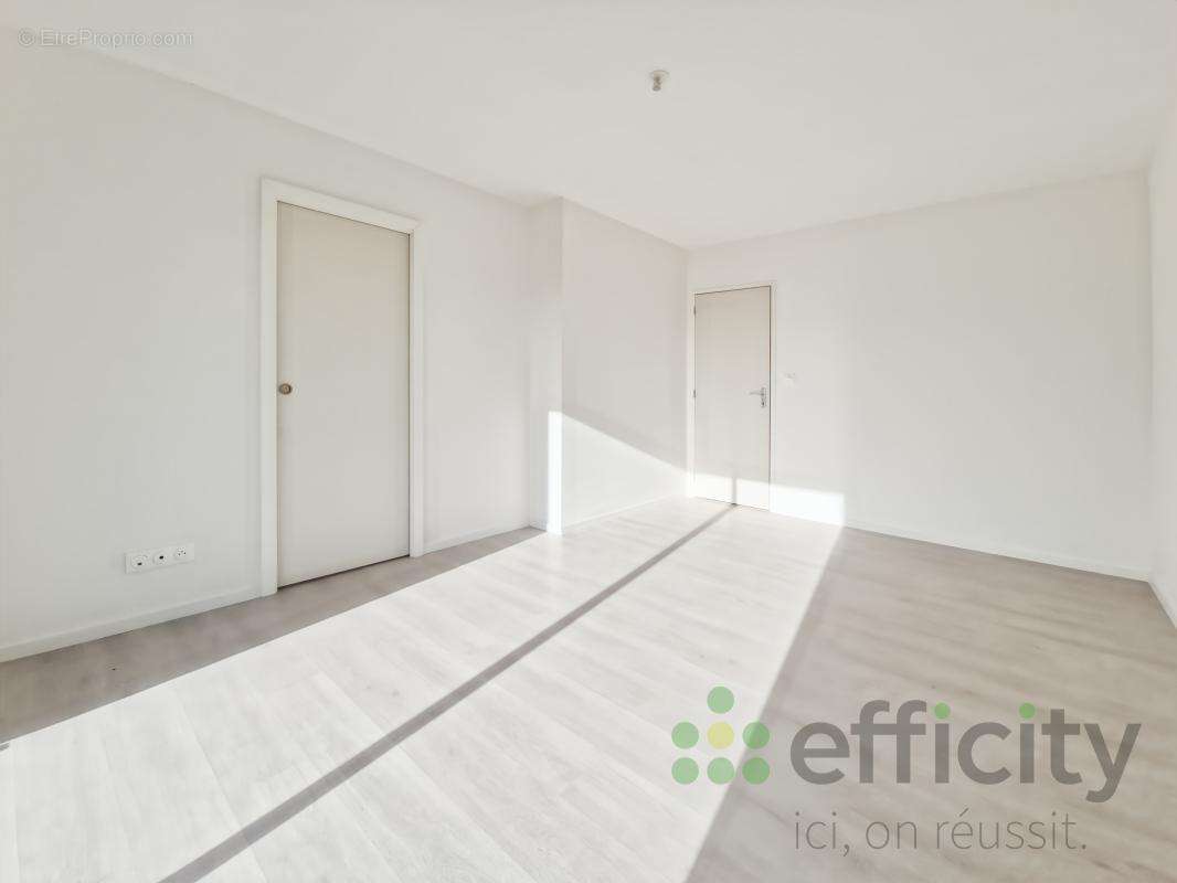 Maison à NEUVILLE-SUR-SARTHE