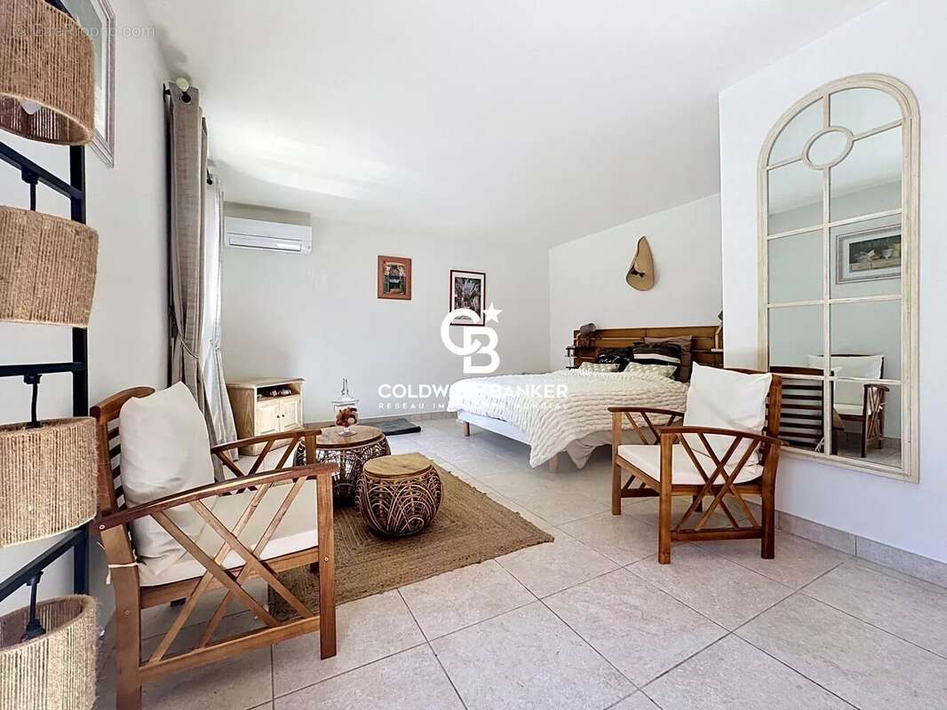 Maison à ROQUEBRUNE-SUR-ARGENS
