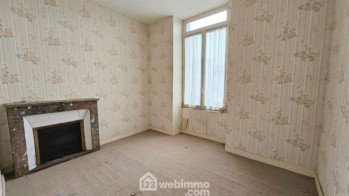 Une troisième chambre de 1 m² avec sa cheminée. - Maison à RUMONT