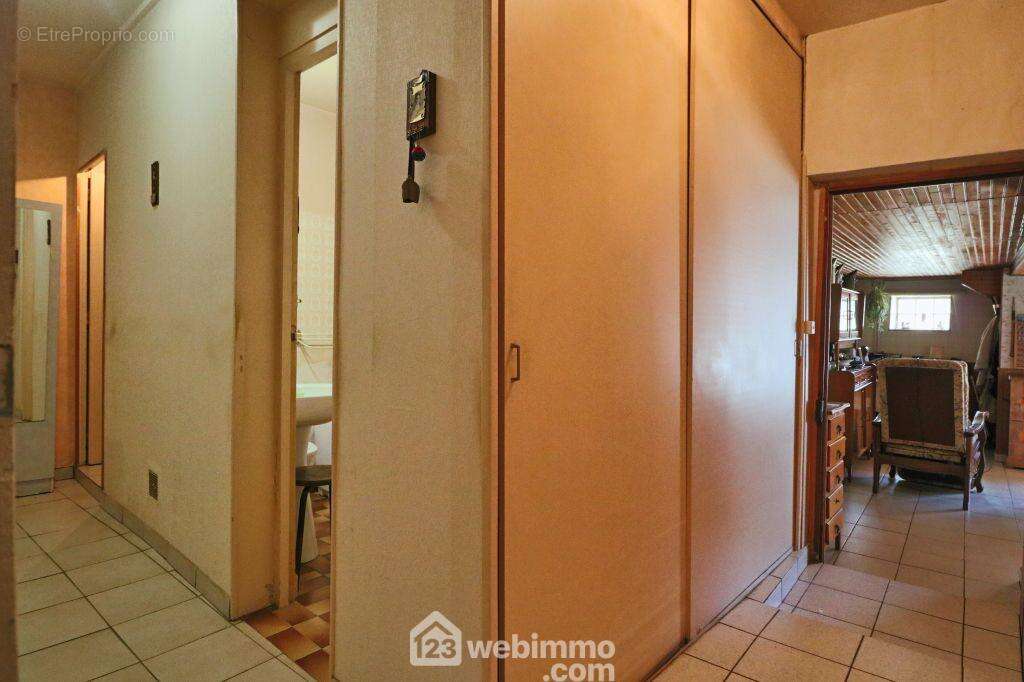 Depuis la cuisine, un couloir distribue : - Maison à POITIERS