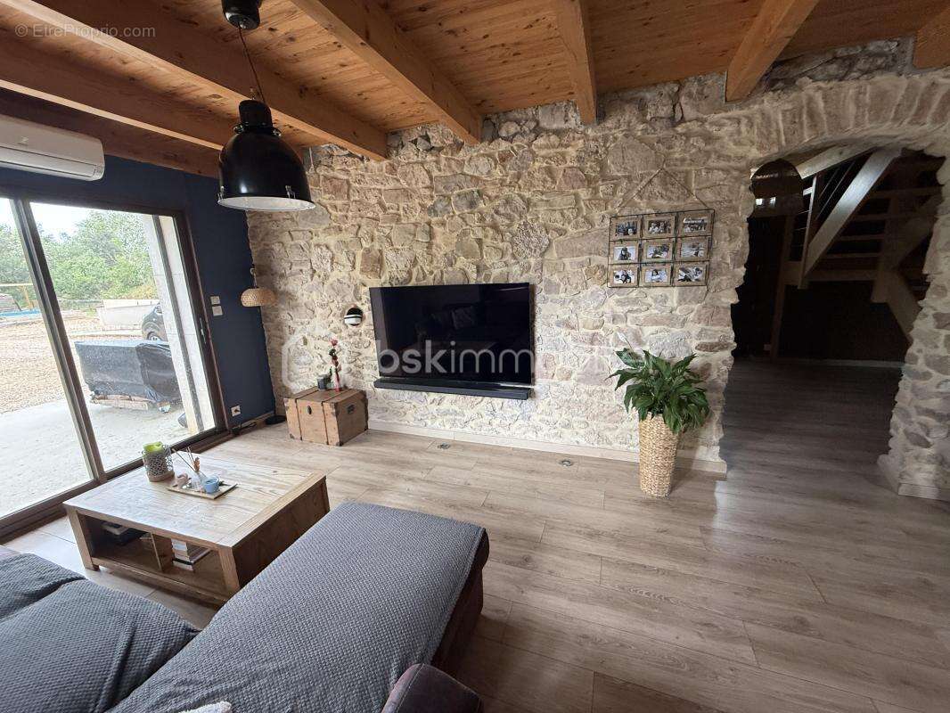 Coup de cœur ** maison en pierre rénovée ** environ 3 225 m² de terrain ** piscine ** sans vis-à-vis ** beau potentiel ** - photo 10