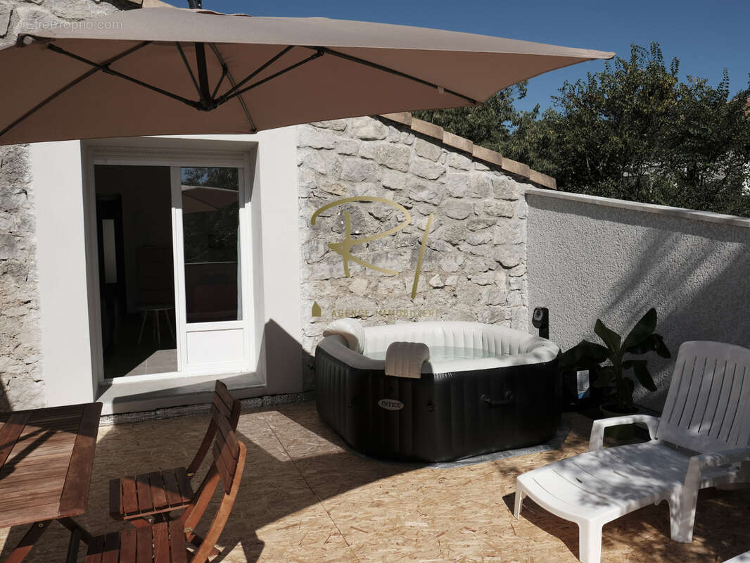 Maison de village en pierre avec 1 logement et 5 garages - Idéal investissement - photo 5