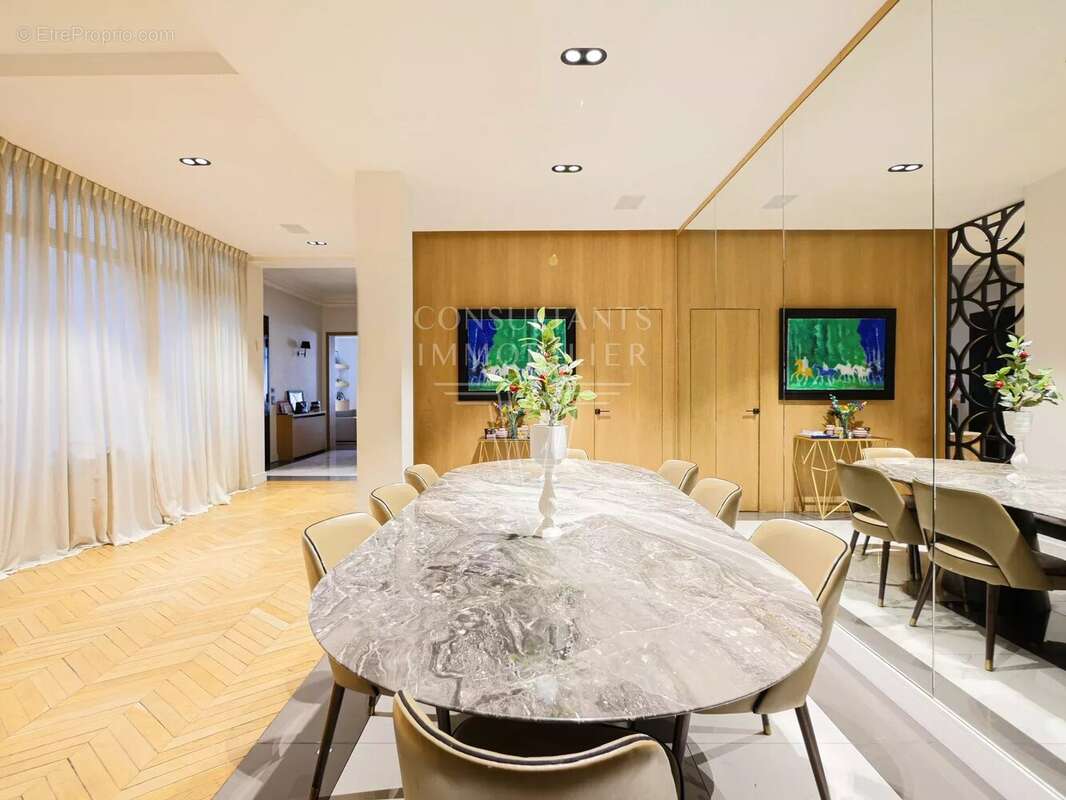 Appartement à PARIS-16E