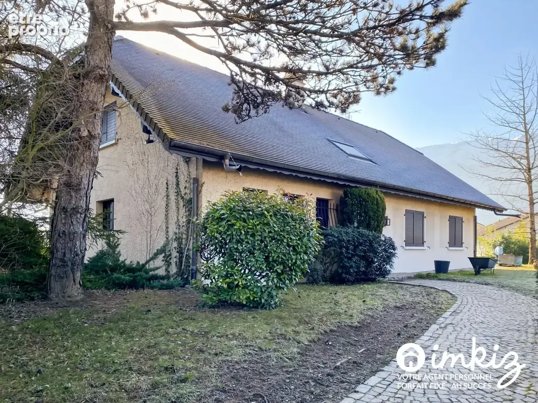 Maison familiale- Vue montagne, lumière et volumes - photo 1