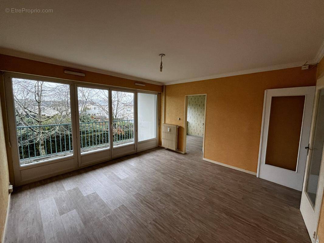 Appartement à LES PONTS-DE-CE