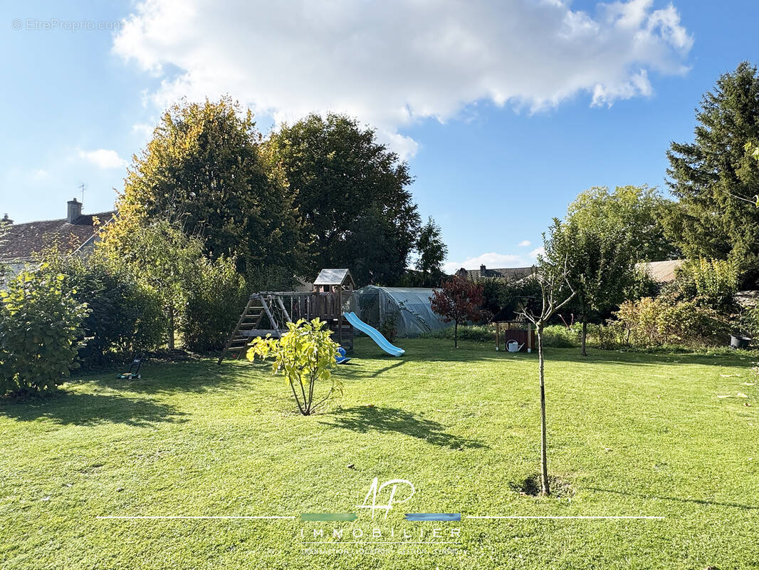 Terrain à SAINT-JULIEN