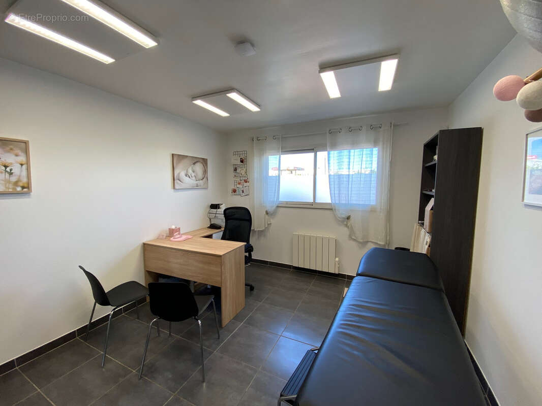 Locaux en zone d'activites - photo 8