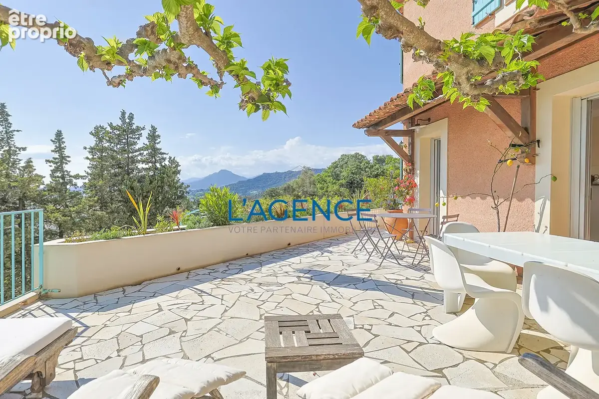 Villa T5 de 145 m2 avec piscine offrant une superbe vue dégagée sur la ville de Hyères - photo 5