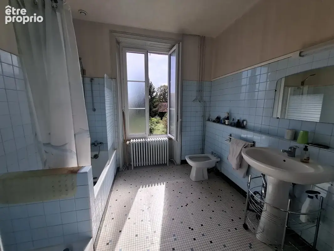 Grande maison en pierre avec deux grandes granges et jardins privés - photo 13