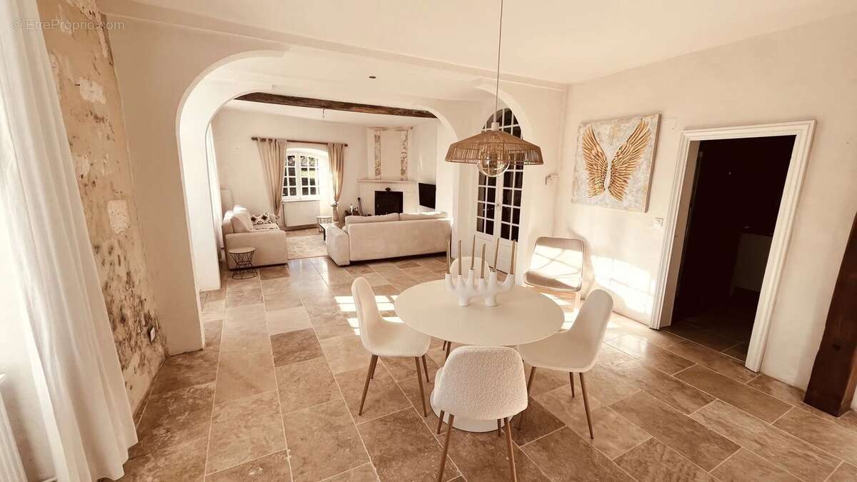 Maison à LA ROCHEBEAUCOURT-ET-ARGENTINE