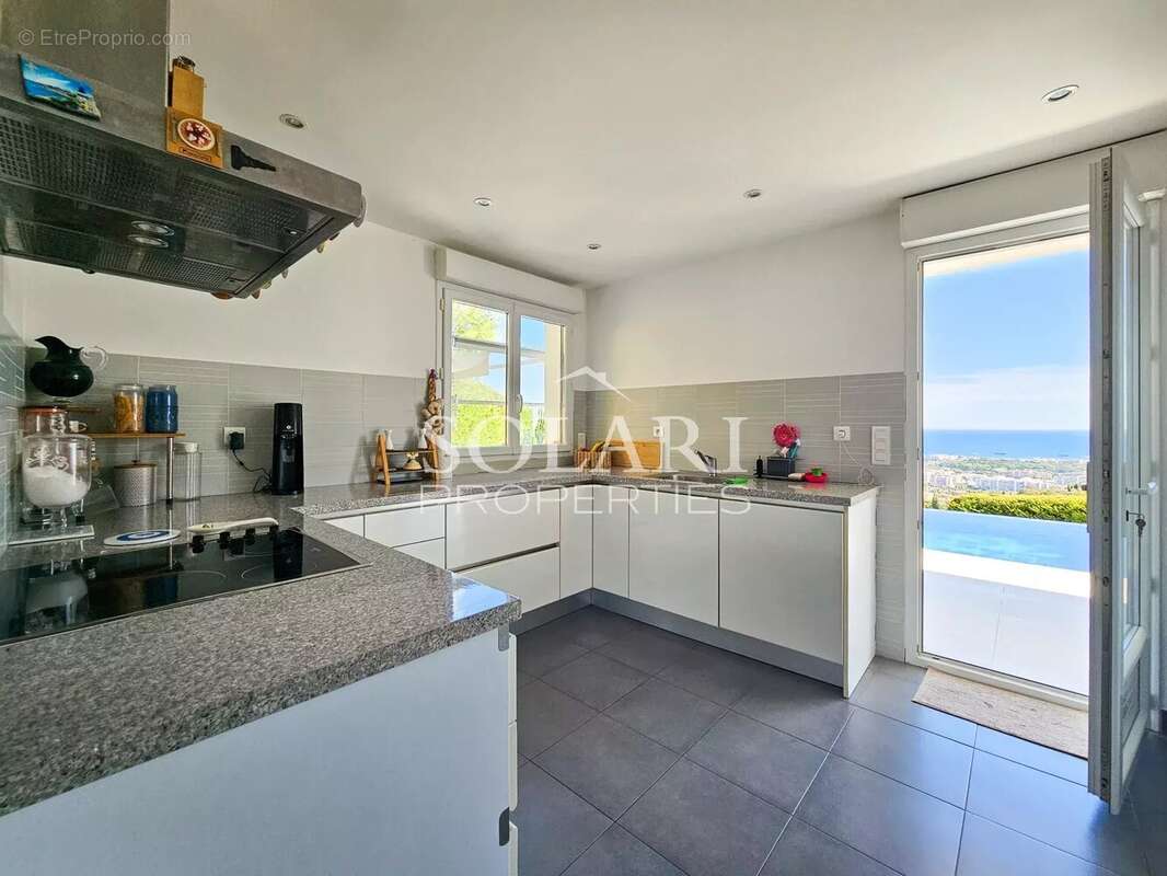 Villa avec piscine à débordement et vue panoramique sur la mer - photo 11