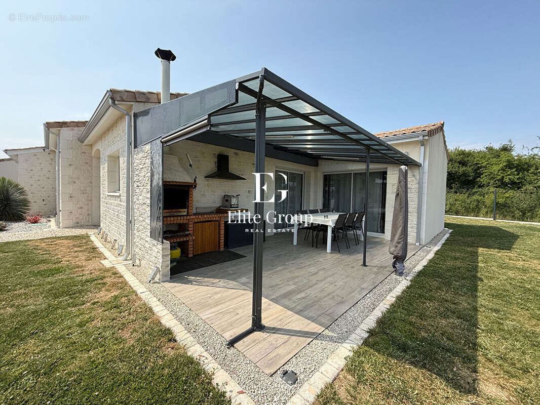 A VENDRE très joli pavillon avec piscine à Jarnac 126 m2 - photo 13