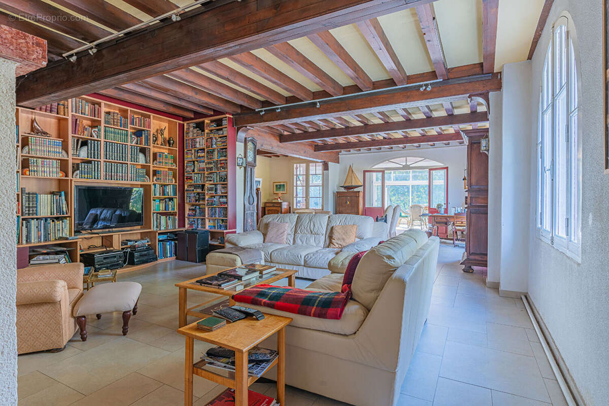 Maison de style basque alliant charme et élégance - photo 4