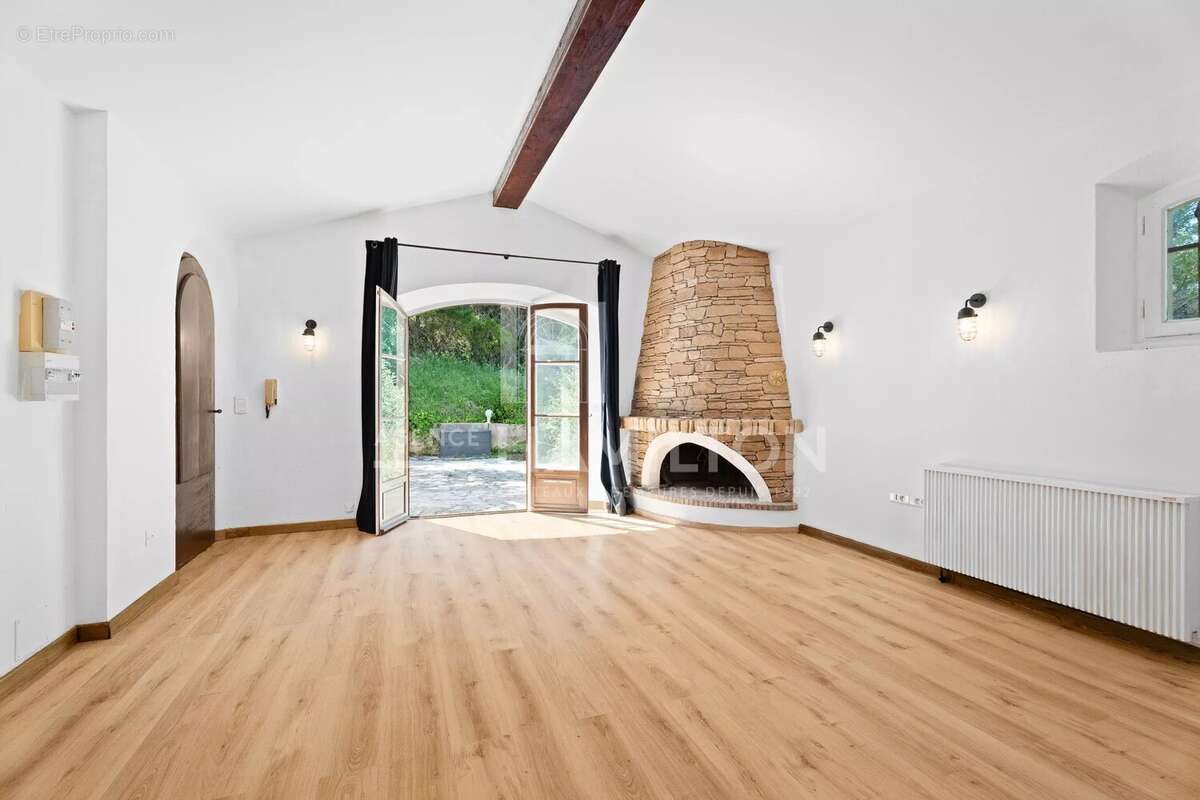 Maison à CHATEAUNEUF-GRASSE