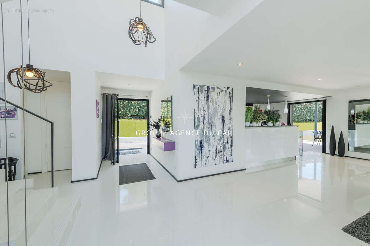 Villa contemporaine valescure  avec piscine garage et depandances - photo 9