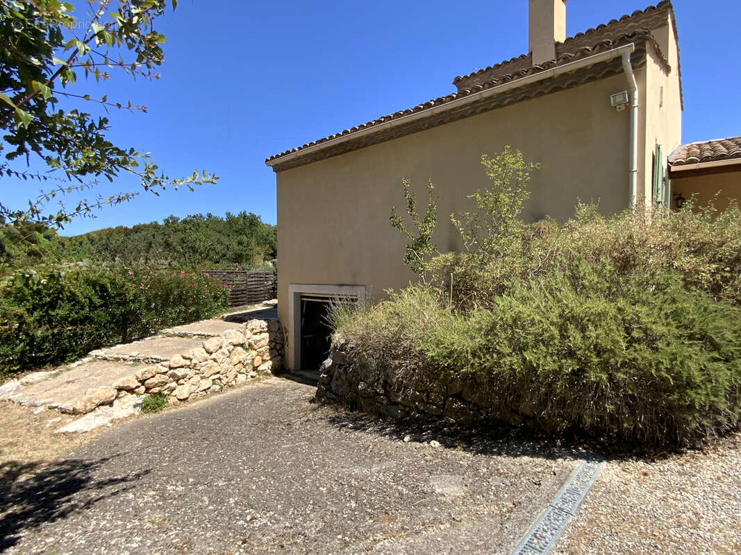 Charmante maison spacieuse avec terrain arboré et piscine. - photo 17